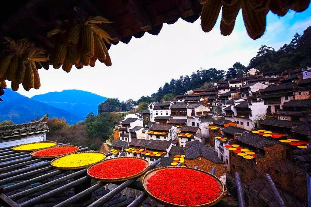 江西山水画卷，古装演员深情望远方